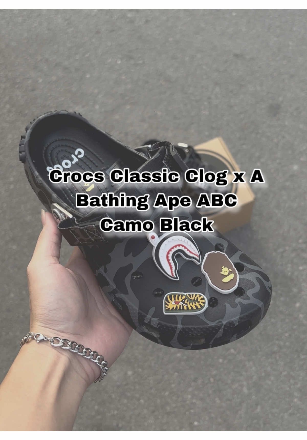 Crocs bape quá cháy lunn cả nhà ơiiiiii . Đủ size đủ 4 màu cho cả nhà lựa nhaaa . Hôm nay mình lên trước màu đen nhaaaa #crocs #xuhuong 