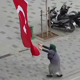 🇹🇷 “Bu bayrak yere düşmez” 🎥 Düzce’de 29 Ekim Cumhuriyet Bayramı için yapılan sosyal bir deney herkesi duygulandırdı. 🧵 Cadde ortasına Türk Bayrağı’nı asmaya çalışanlar, ipleri gevşeterek bayrağın aşağı doğru süzülmesini sağlıyor. 🏃‍♂️ Türk Bayrağı’nın yere doğru düştüğünü gören herkes koşup bayrağı havada yakalıyor. 🥲 O anları izleyen herkesin gözleri doldu. #29ekimcumhuriyetbayramı #29ekimcumhuriyetbayramımızkutluolsun #bayrak #bayrakaşkı #keşfet 