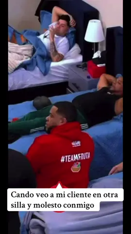 Estos son los clientes que van de silla en silla cada vez que van a la barbería no te lo tomes personas ni les llames mis clientes . 🤣🤣🤣#lacasadealofoke #video #viraltiktok #barber #barberosdelmundo 