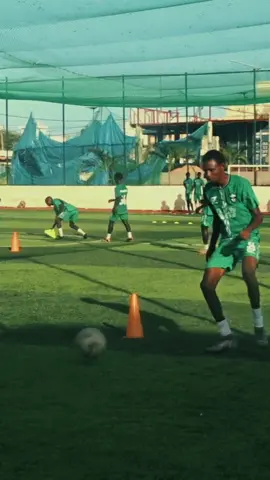 #CapCut TRAINING DAY Hamo Académie , chaque séance est une nouvelle opportunité de progresser. Chaque effort, chaque goutte de sueur nous rapproche de nos objectifs. On travaille dur aujourd'hui, pour briller demain