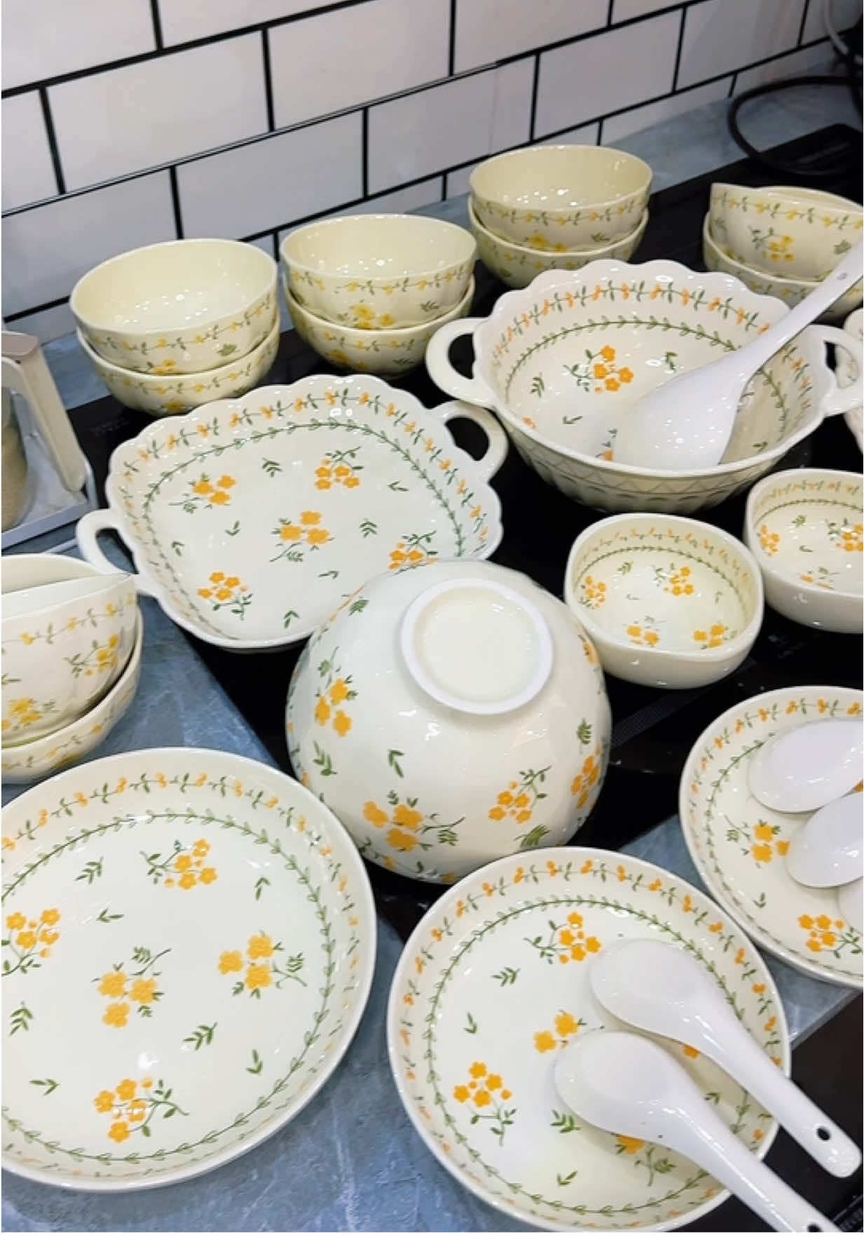 Đẹp mà sang lắm ạ. 1 bộ gồm 25 chi tiết đầy đủ chén, dĩa, tô, muỗng, chén chấm luôn nè. Bộ bát đĩa hoa mai #emthuytaphoa76 #xuhuong #bobatdiahoamai #bochenbatcaocap #bochenbatdep 