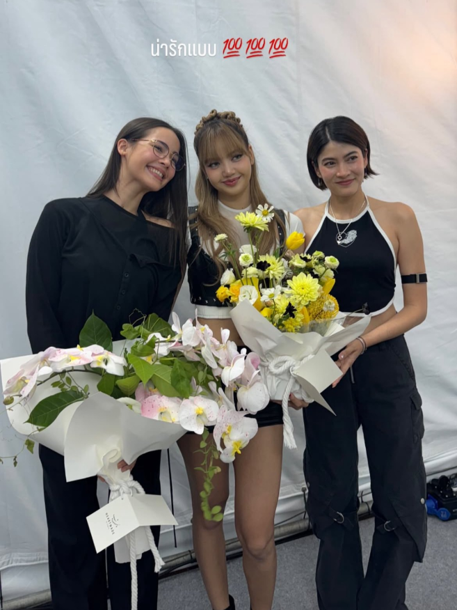Her supportive fam and friends after the deadline concert 🥺🥺 #lisa #deadlineinbangkok_lisa #lalalalisa_m #foryou #lisathailand 