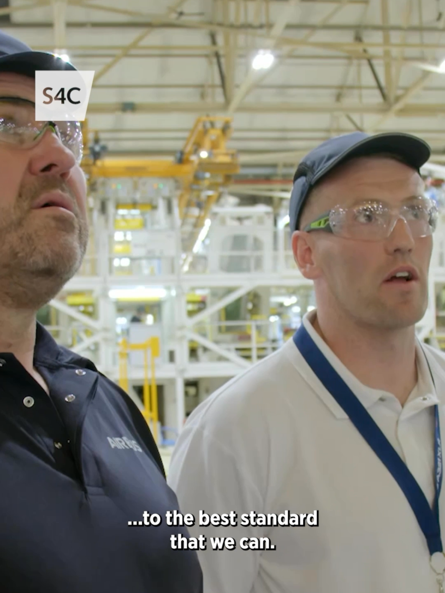 Scott Quinell sy’n ymweld â ffatri Airbus ✈️ Yn ffatri sy’n ymestyn dros 700 erw yn Sir y Fflint, dyma’r lle sy’n adeiladu adenydd awyrennau sy’n cael eu defnyddio ledled y byd. Scott Quinell takes on the challenge of  building an airplane wing 👀 Dim Cwsg i Quinnell ▶️ Ar gael nawr | Now Playing #S4C #DimCwsgiQuinnell