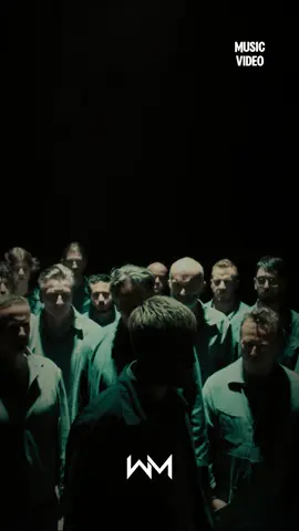 Review Lagu: Bad Omens – Dying To Love 🖤 Album/EP/Single: Dying To Love(2025) 🎸 Genre: Rock 🗺 : Richmond, Virginia, Amerika Band rock Bad Omens kembali dengan single terbaru mereka, “Dying To Love”, sebuah lagu yang menggabungkan akar musik berat band ini dengan produksi yang inovatif. Dirilis hari ini melalui Sumerian Records, lagu ini menampilkan vokal yang penuh gairah dan melengking dari Noah Sebastian, dengan falsetto yang mengalir sebelum berganti menjadi teriakan kasar di bagian bridge, meningkatkan intensitas emosional lagu. Single ini disertai dengan video gelap dan mencekam, disutradarai oleh Noah Sebastian dan Nico, kolaborasi ketiga mereka yang menandai awal babak baru dalam evolusi Bad Omens. Visual sinematik yang berfokus pada cerita—ciri khas identitas kreatif band menampilkan band tersebut tampil di dalam lubang sebuah struktur brutalist yang dihancurkan, dikelilingi oleh penonton yang mengerikan, sementara narasi paralel mengikuti seorang pria yang berjalan melalui labirin kegelapan yang tak berujung. Bad Omens memulai bab terbaru mereka dengan “Specter”, sebuah single sinematik yang menjadi lagu tercepat mereka untuk mencapai peringkat #1 di chart Billboard Mainstream Rock Airplay / Mediabase Active Rock, sekaligus menduduki peringkat #15 di chart Alternative Radio. Dengan lebih dari 47 juta streaming global, lagu ini terus membuat gelombang dengan hook yang epik dan intensitas sinematiknya. Lagu berikutnya, “Impose”, membawa band ini ke wilayah sonik baru yang berani, memperluas suara mereka sambil mempertahankan intensitas khas yang telah membuat mereka memiliki basis penggemar setia di seluruh dunia.