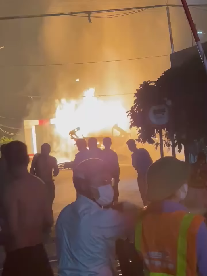 Barie KCN Phố Nối A lúc này. 🔥🔥🔥Chưa rõ thương vong. 😢  thông tin ban đầu là xe bồn bốc cháy khi va chạm với 3 hiện trường có cả xe máy.