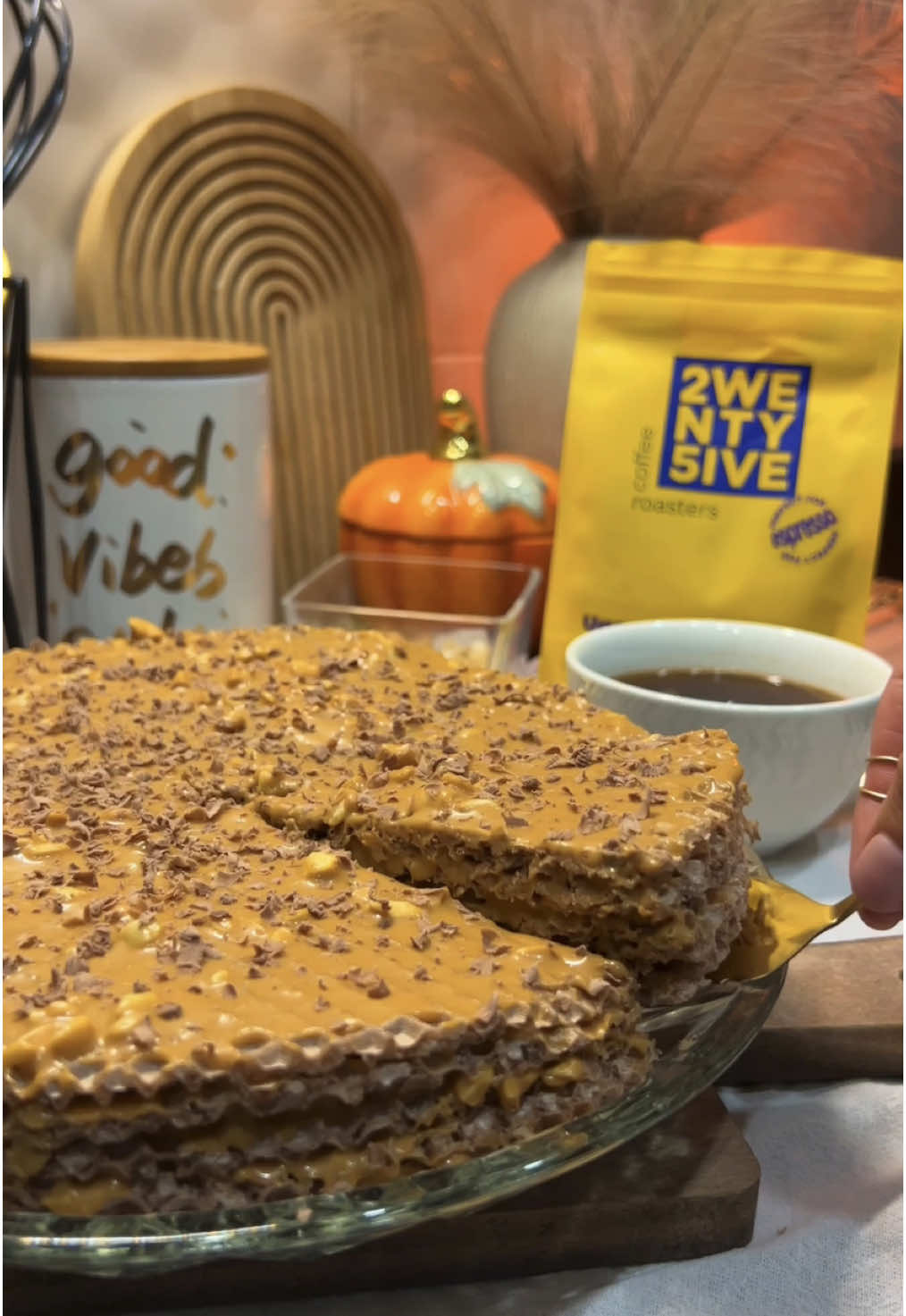 🍫 Вафельний торт “Снікерс” — хрумкий, карамельний і просто ідеальний до кави ☕ Тепло, аромат і трошки шоколаду — ідеальна комбінація 💛 Я поєднала його з кавою від @25coffeeroasters.ua ☕️  — у них неймовірний вибір сортів і ступенів обсмаження, кожен знайде свій ідеальний смак😍 ❣️ За промокодом foodblog отримаєте знижку 15% на всю зернову каву, окрім дріпів, наборів, комбо. Діє протягом місяця, з моменту викладення фідбеку✨ 🔸 Інгредієнти 	•	Вафельні коржі — 6–8 шт. 	•	Варене згущене молоко — 1 банка (380 г) 	•	Вершкове масло (кімнатної температури) — 100 г 	•	Арахіс обсмажений — 100–150 г 	•	Шоколад — 50–100 г (за бажанням) ⸻ 🔸 Приготування: 1. Збий м’яке масло з вареним згущеним молоком до однорідності (2–3 хв). 2. На перший вафельний корж нанеси шар крему. 3. Накрий наступним коржем і повтори шари. 4. За бажанням додавай тертий шоколад. 5. Злегка притисни торт і залиш на 30–60 хвилин, щоб просочився. Смачного🫶🏼 #рецепти #смачнірецепти #сніданок #торт #вафельнийторт 