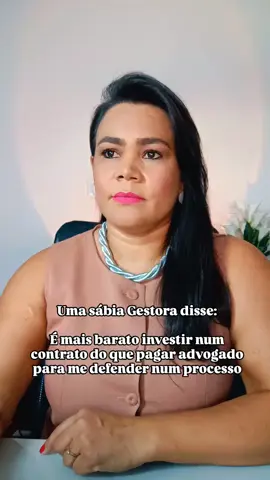 Você sabia que muitos processos judiciais em escolas poderiam ser evitados com um contrato bem estruturado? 📜 O contrato educacional não é só uma formalidade — ele é o alicerce da relação entre escola e aluno. Nele ficam claros os direitos, deveres, prazos, valores e condições, evitando mal-entendidos e conflitos que podem parar na Justiça ⚖️. 👉 Sem um contrato bem elaborado, a escola corre riscos como: ❌ cobranças contestadas, ❌ inadimplência sem base legal para cobrança, ❌ reclamações em órgãos de defesa do consumidor, ❌ e, claro, processos judiciais demorados e CUSTOSOS. Mas quando há transparência, segurança e clareza, o resultado é outro: relacionamento de confiança com pais e alunos — e tranquilidade para focar no que realmente importa: a educação! 💬📚 Lembre-se: prevenir é sempre mais barato do que remediar. 😉 🔒 Previna-se! Invista em contratos personalizados e juridicamente corretos. ⠀ 💡 Revise seus contratos anualmente para garantir que estejam atualizados com as novas normas e práticas do setor educacional. ✨ Meu trabalho garante que o seu contrato esteja 100% de acordo com a lei e com as boas práticas do setor educacional. ⚖️ Transformo o contrato da sua escola em um instrumento de segurança e tranquilidade! 🎓💼 Contrato educacional: sua melhor defesa contra dores de cabeça jurídicas! #dicaparagestorescolar #gestorescolar #contratoeducacional #contratoescolar #escolaparticular