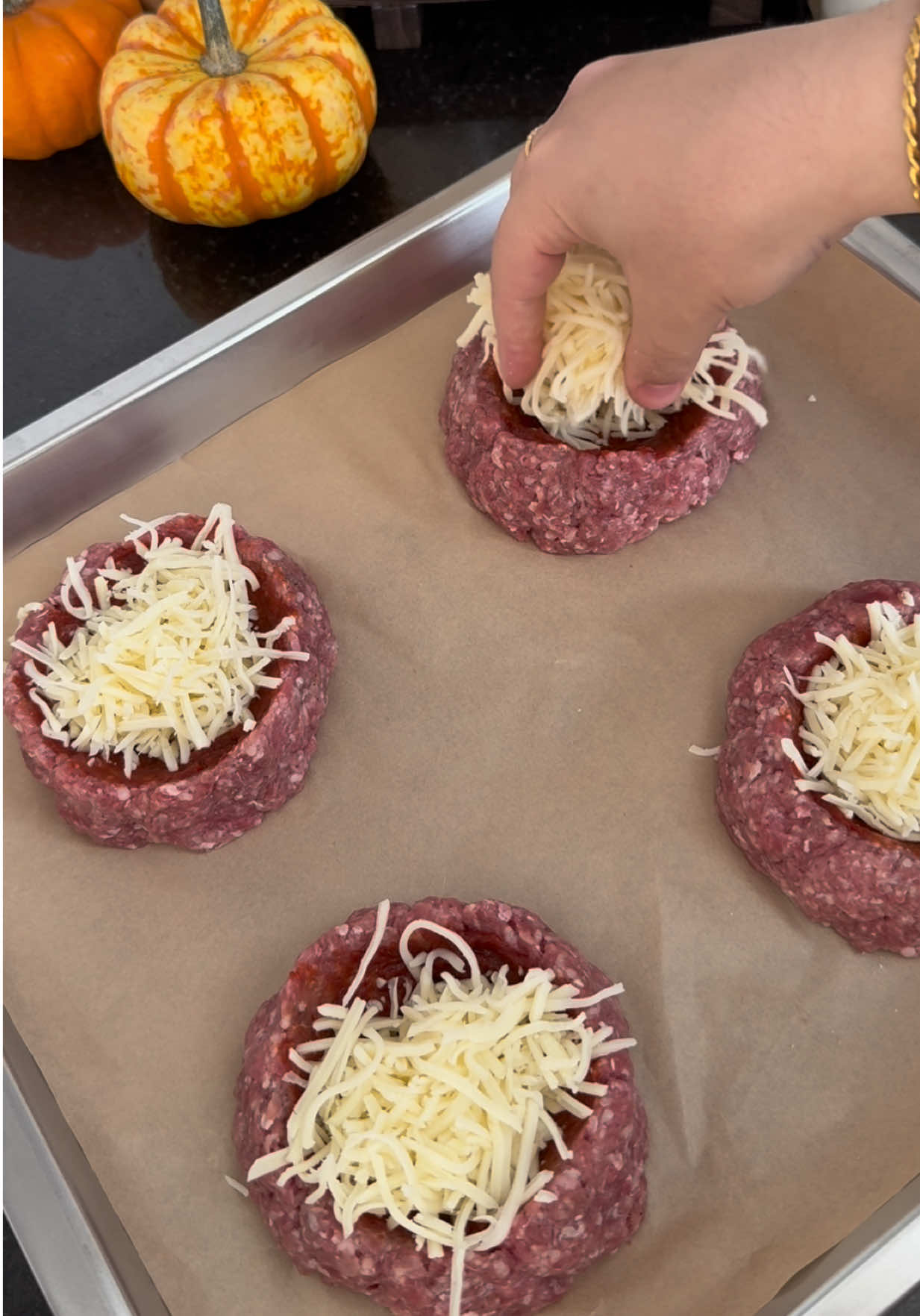 Kıymayı bardakla şekillendir, içine kaşar koy, fırına ver 🔥 Dışı kıtır, içi akışkan lezzet bombası 😋 #köfte #kaşarlıköfte #yemektarifleri #FoodTok #yummyfood 