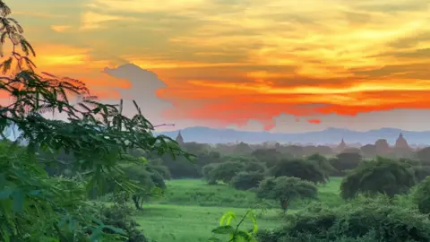 ဆောင်ရောင်လေးလှနေရောဗျ #foryou  #bagan  #bagannature  #fypシ゚viral🖤 