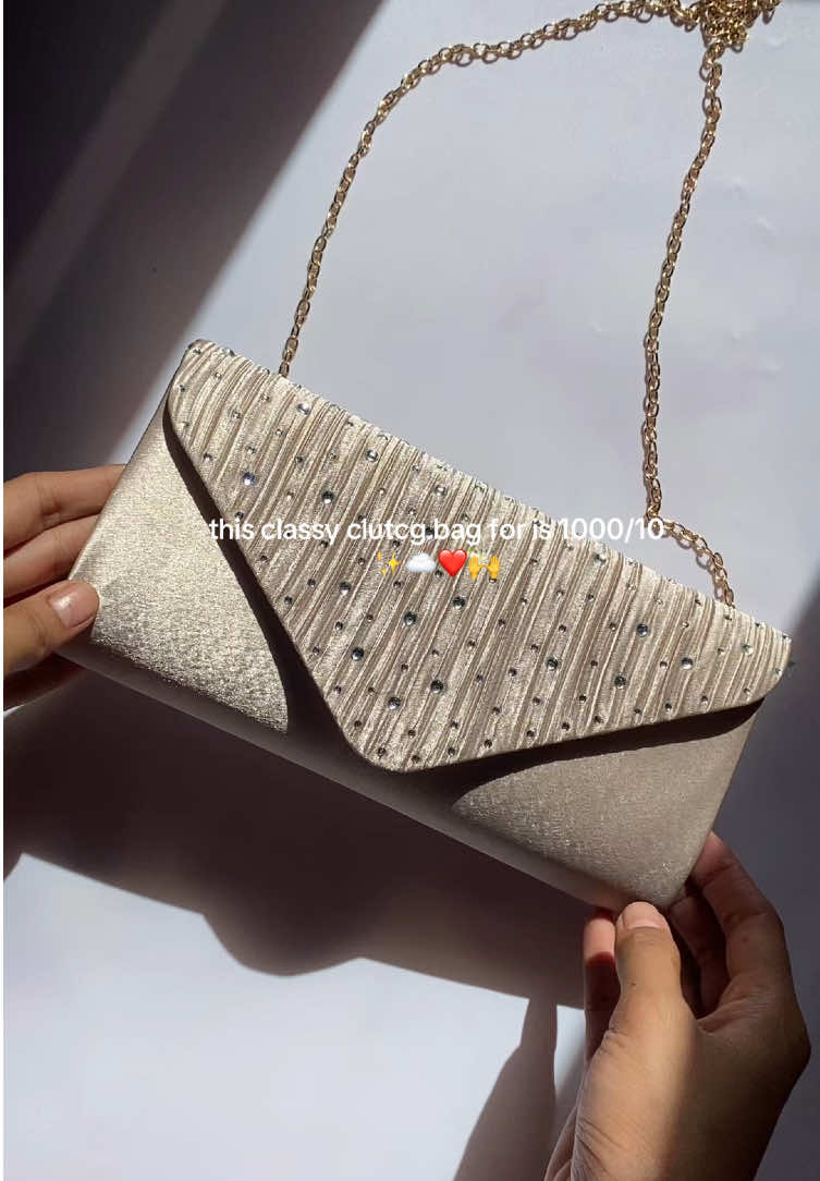 Carry your essentials, but make it elegant! 👜 #bagforparty #bags #classybags #bags #bagforevents 