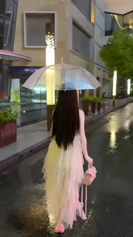 “雨停了 撑伞的人来不来也不重要了！” “Mưa tạnh rồi, người có cầm ô đến hay không cũng không quan trọng nữa.”#xuhuongtiktok #fypシ #viral #viralvideo #TikTokAwardsVN 