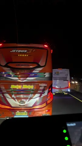 #tb mas @Annas003 salah satu imame transjawa bersama pelari solo sedang ngobrak ngabrik konvoynya damri. Fiona55/@official_sakhira003 Born to run #rimbarayaputra #sedyamulya #bismania #transjawa 