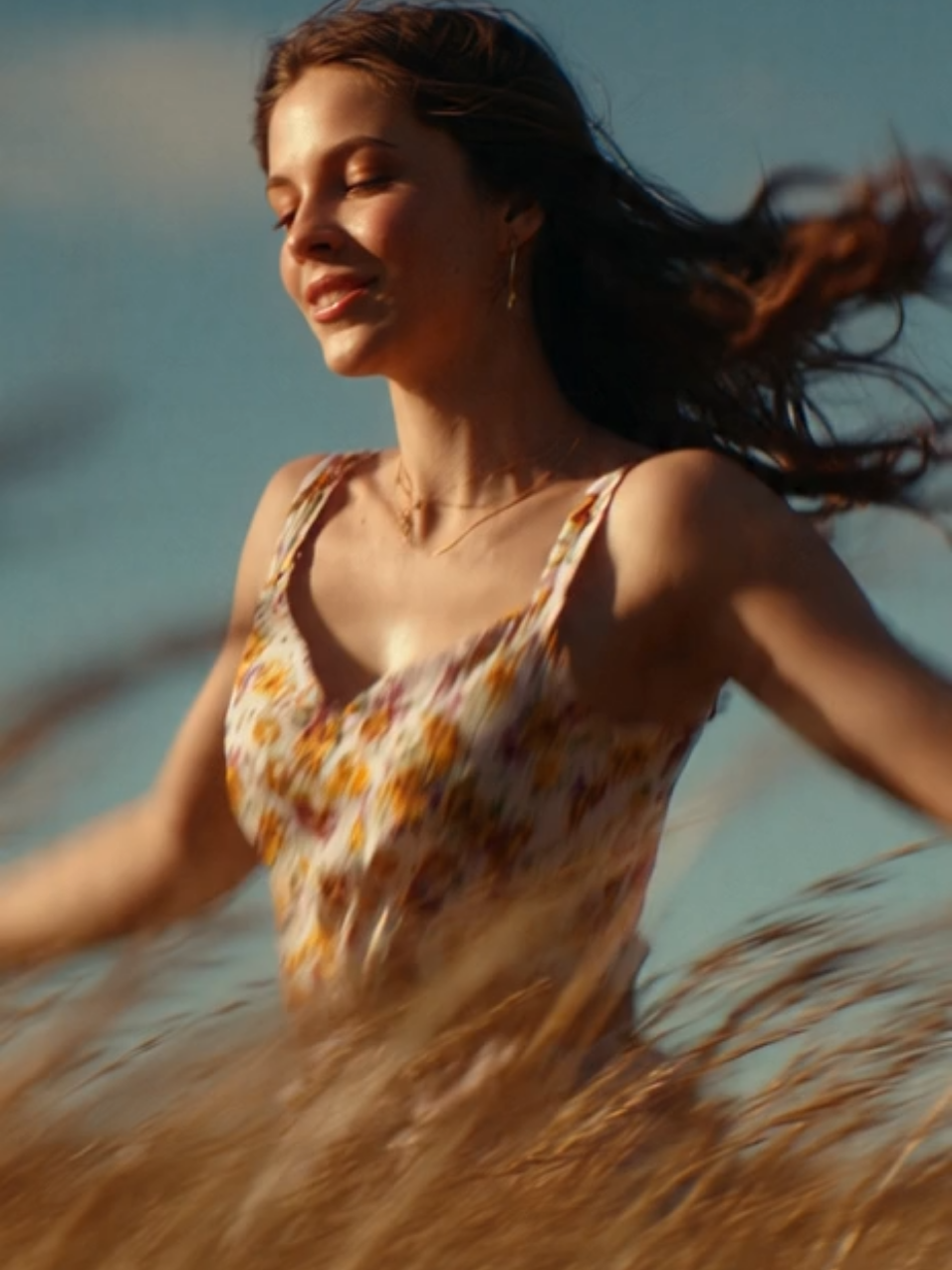 🌾 Entre fileiras douradas, ela caminha leve, como se o vento guiasse seus passos. O trigo balança, o sol aquece, e o tempo parece parar. 💛 Curta se sente essa paz da roça 💬 Comenta com um 🌸 se ama a vida simples 📌 Siga pra mais ternura e poesia do interior 💰 PayPal Donations — link in bio 🌸 Contact us here: http://t.me/gatasdaroca Visuals generated with AI — artistic creation 💫 #GatasNaRoça #VidaNoCampo #BelezaNatural #RuralVibes #foryou 