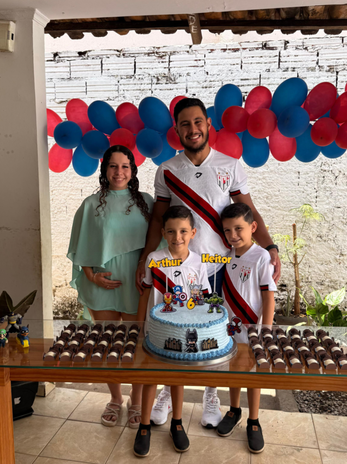 🐉🔥 HISTÓRIA DE AMOR, LUTA E FAMÍLIA DE CORAÇÃO ❤️👨‍👩‍👧‍👦 Família atleticana ❤️🐉, hoje eu quero contar pra vocês uma história de vida daquelas que mexem com a alma 🙏🏽💫. É a história do Rafael, um torcedor do Dragão 🐉🔥, um cara de coração gigante 💪🏽❤️, que provou que ser pai não é só questão de sangue — é questão de amor, de atitude e de presença 🙌🏽✨. Tudo começou quando ele tinha apenas 19 anos 😢💞. A mãe dos meninos foi embora 💭, deixou eles pra trás… o pai só registrou e desapareceu 😔. E quem ficou pra cuidar? Quem teve coragem? Foi o Rafael 👏🏽🔥. Mesmo novo, sem ter nada garantido na vida, ele abriu o coração ❤️ e disse: “Eu cuido!” 🙏🏽 Desde o começo, foi ele quem ajudou 🤲🏽, quem deu atenção, quem acompanhou, quem amou 💞. E mesmo quando os caminhos mudaram, quando vieram as separações e as dificuldades da vida 💔, ele nunca desistiu. Ele continuou firme, sendo pai, protetor, amigo e herói 🐉🔥. E hoje, o Rafael segue com sua atual namorada 🤰🏽💖, que está grávida — mais uma bênção chegando 🙏🏽✨. Ela não é a mãe dos meninos, mas acolheu todos com carinho, com amor e com respeito ❤️👏🏽. Essa família cresceu na fé, no amor e no cuidado, do jeitinho que Deus quis 💞🙌🏽. E pra deixar tudo ainda mais especial… 🎉🎂✨ Hoje é aniversário dos meninos Arthur e Heitor! 👦🏽👦🏽🎈❤️ Dois guerreiros, duas bênçãos que nasceram pra mostrar o quanto o amor transforma vidas 🙏🏽🔥. Parabéns, Arthur e Heitor 🎉🎂🎁!!! Que Deus continue iluminando o caminho de vocês 🙌🏽✨, trazendo saúde, alegria e muita sabedoria ❤️🐉. Vocês são orgulho do papai Rafael e motivo de alegria pra toda a família 👏🏽🔥💞 Família é isso ❤️ É quem cuida, quem fica, quem ama, quem luta 💪🏽🔥 E o Rafael mostrou que o amor é o maior presente que alguém pode dar 🙏🏽💖 Texto: Paulo Marcos Dragolino 🐉🔥 #FamíliaDeCoração ❤️ #AmorQueTransforma 🙌🏽 #AniversárioArthurEHeitor 🎂🎉 #DragãoDaVida 🐉🔥 #PaiDeVerdade 💪🏽  🙏🏽  💖  💥  ✨  🐉❤️  🔥