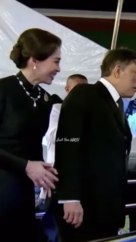 ในหลวง พระราชินี ทรงมีพระราชปฏิสันถารกับคณะบุคคลที่เฝ้ารอรับเสด็จ 😊🙏🕊️ #Queensuthida #HMSV #พระราชินีสุทิดา 