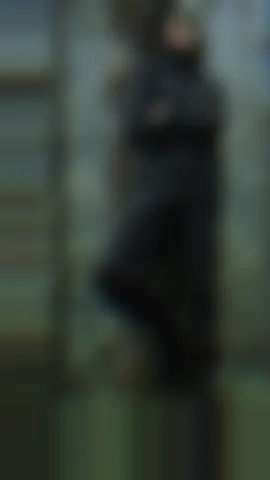 join yuukk 😄 ✨prompt:Buat foto ini tanpa merubah wajah asli menjadi Seorang wanita yang mengenakan pakaian serba hitam dengan gaya seperti untuk aktivitas luar ruangan atau mendaki gunung, berlatar belakang hutan pepohonan dan gunung dan buram. Detail Subjek: Pakaian: Subjek mengenakan jaket gorpcore carumby hitam, dengan tudung kepala ditarik menutupi sebagian besar wajah. Di bagian dada jaket terlihat sedikit logo putih (kemungkinan merek carumby). Aksesoris: Subjek mengenakan kacamata atau vidor yg memantulkan warna kuning keemasan,yang menutupi area mata. Mengenakan celana panjang hitam oversize, yang terlihat memiliki kantong di samping paha. Pose subjek bersandar dipohon besar, kedua lengan disilangkan didada, memberi kesan cool, pasrah dan dramatis. Latar Belakang dan Suasana: Latar Belakang: Di belakang subjek tampak hutan dipenuhi pohon besar, memberikan kesan lokasi alam yang lembap dan dingin. Secara keseluruhan, foto ini memiliki kesan misterius, edgy, dan petualangan, dengan kontras yang kuat antara subjek serba hitam dengan latar belakang alam. Jangan ubah wajahnya harus mirip dengan foto referensi 100%#CapCut #aigemini #join #fyp #prompt 