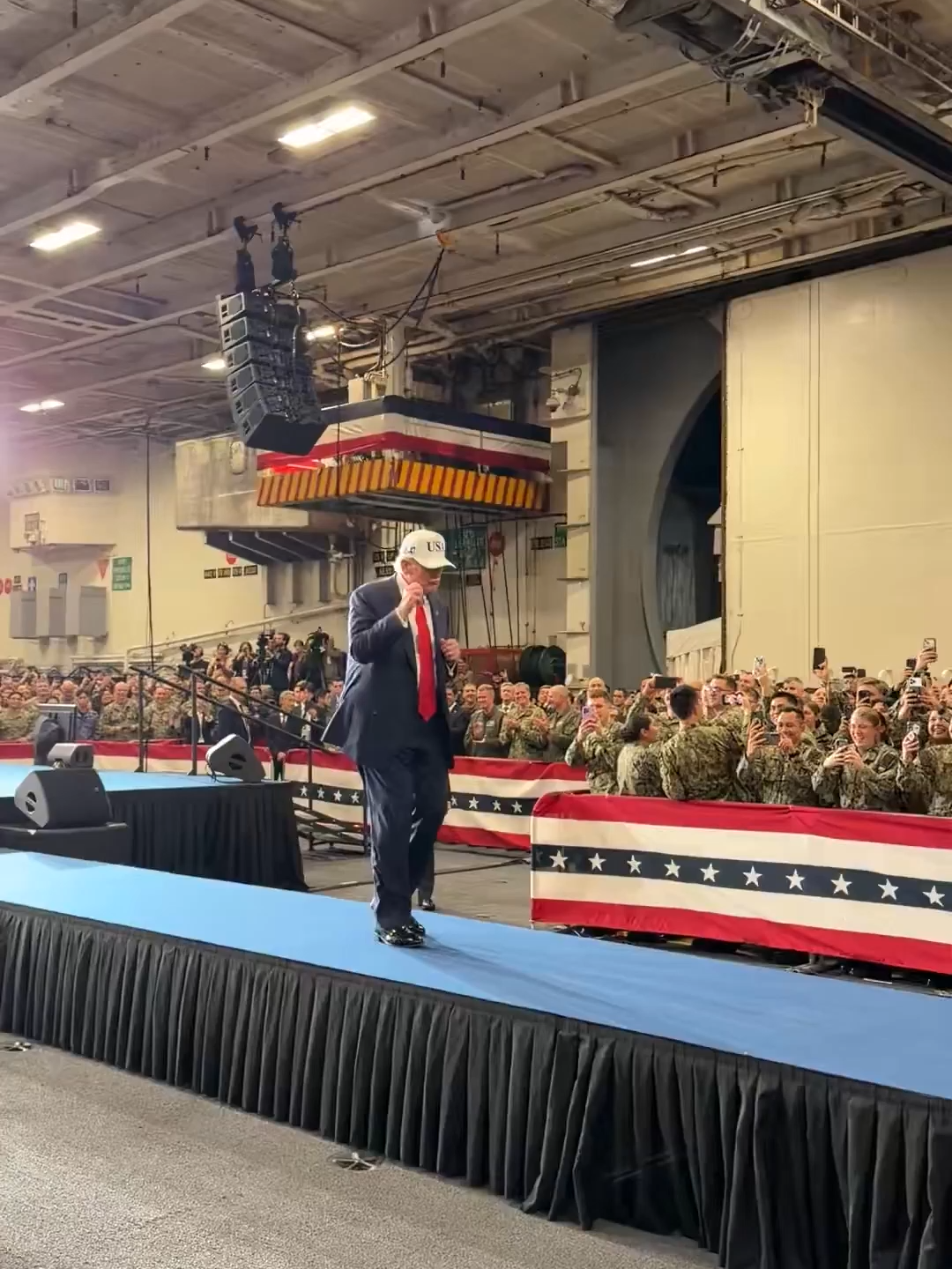 Donald Trump inicia un evento con marinos de EUA desde Japón y realiza su tradicional baile. #Latinus #InformaciónParaTi