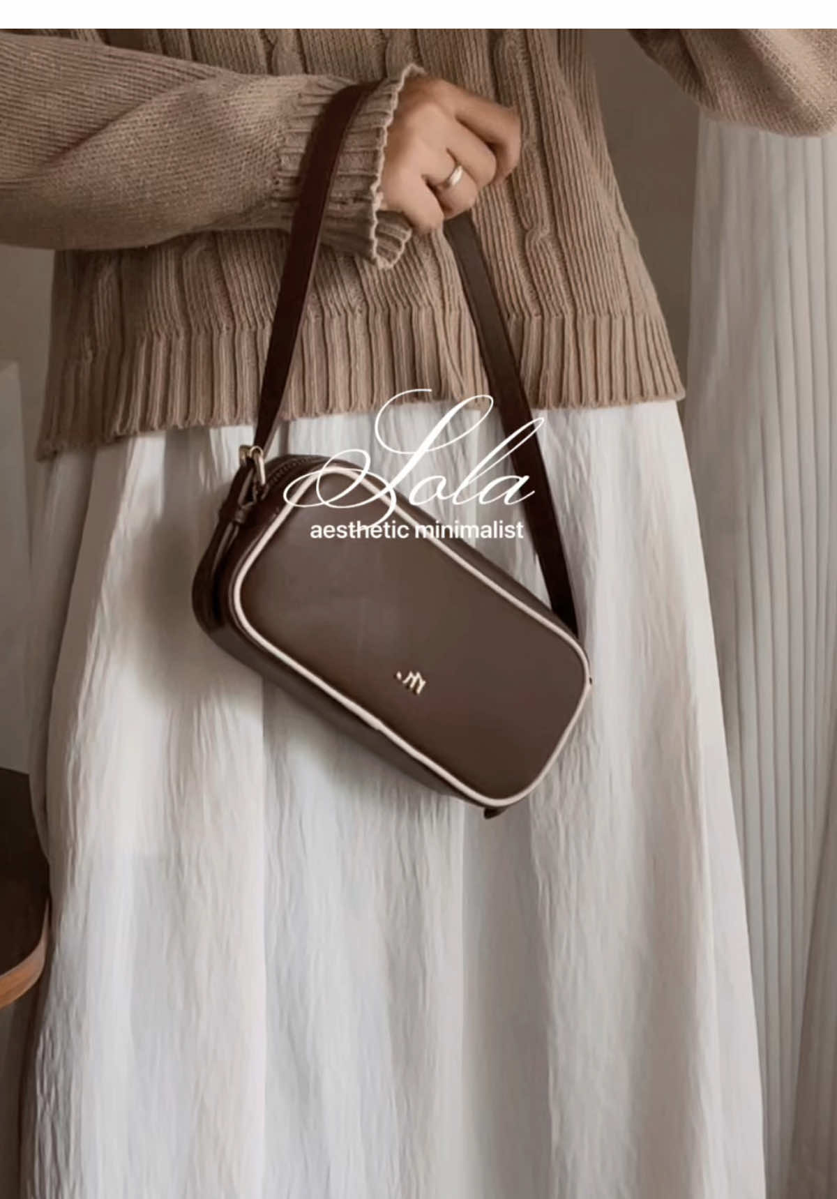 ─  simple shoulder bag in brown.  🤎 #shoulderbag #mossdoom #brownbag #minimalistbag #bagforwomen 