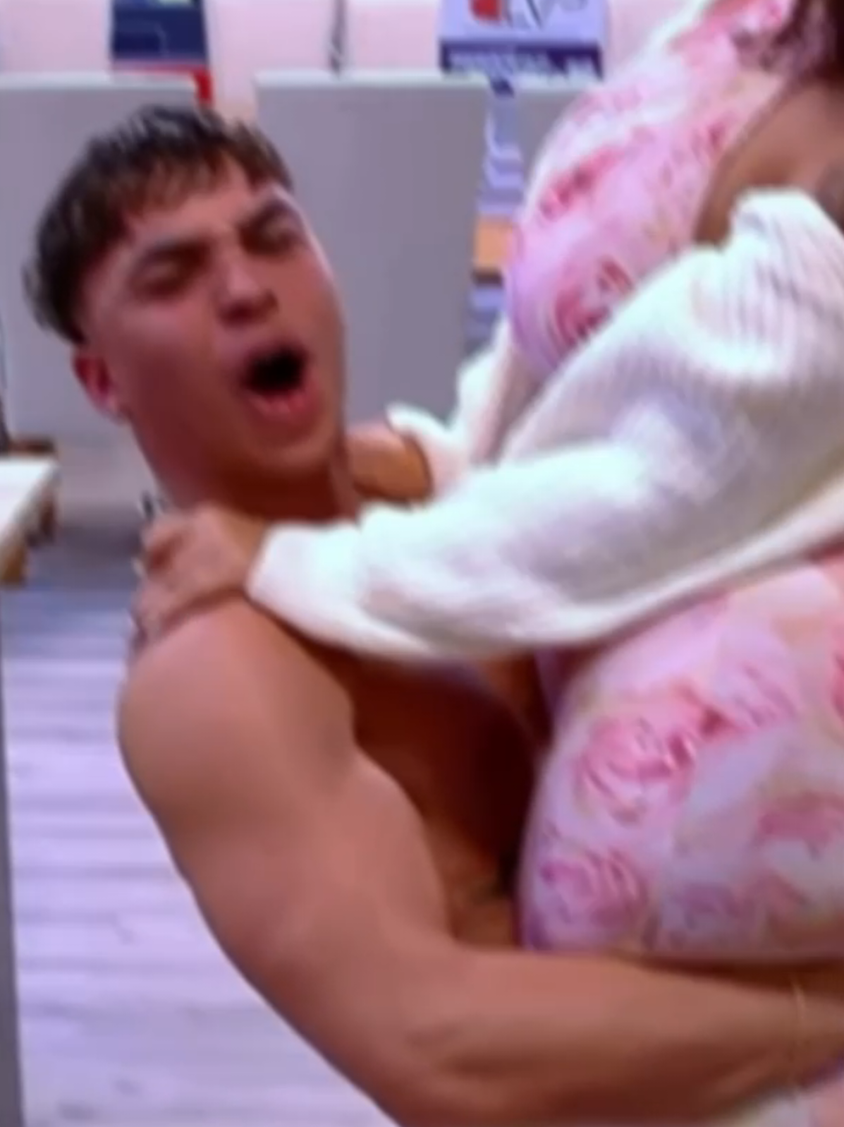 Jlexis decidió cargar a Gracie Bon por unos segundos… y esos segundos parecieron una eternidad 😅💪😂 ¡La cara de esfuerzo lo dice todo! #TeamMichaelFlores #CasaDeAlofoke #GracieBon #Jlexis #TeamPuertoRico