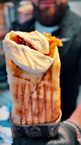 Pasta czosnkowa to nie tylko pyszny dodatek do kebaba, ale też naturalne wsparcie dla zdrowia – szczególnie w chłodne dni. Czosnek działa jak naturalny antybiotyk: wzmacnia odporność, pomaga zwalczać infekcje i rozgrzewa organizm od środka. W połączeniu z tłustym mięsem i warzywami w kebabie dodaje głębi smaku, a jednocześnie wspiera trawienie. W zimie, gdy łatwo o przeziębienie, taki aromatyczny dodatek to smaczny sposób na wzmocnienie organizmu. #kebab #kebabwarszawa #mieszanymieszany #kebabmieszanymieszany #kebablovers 