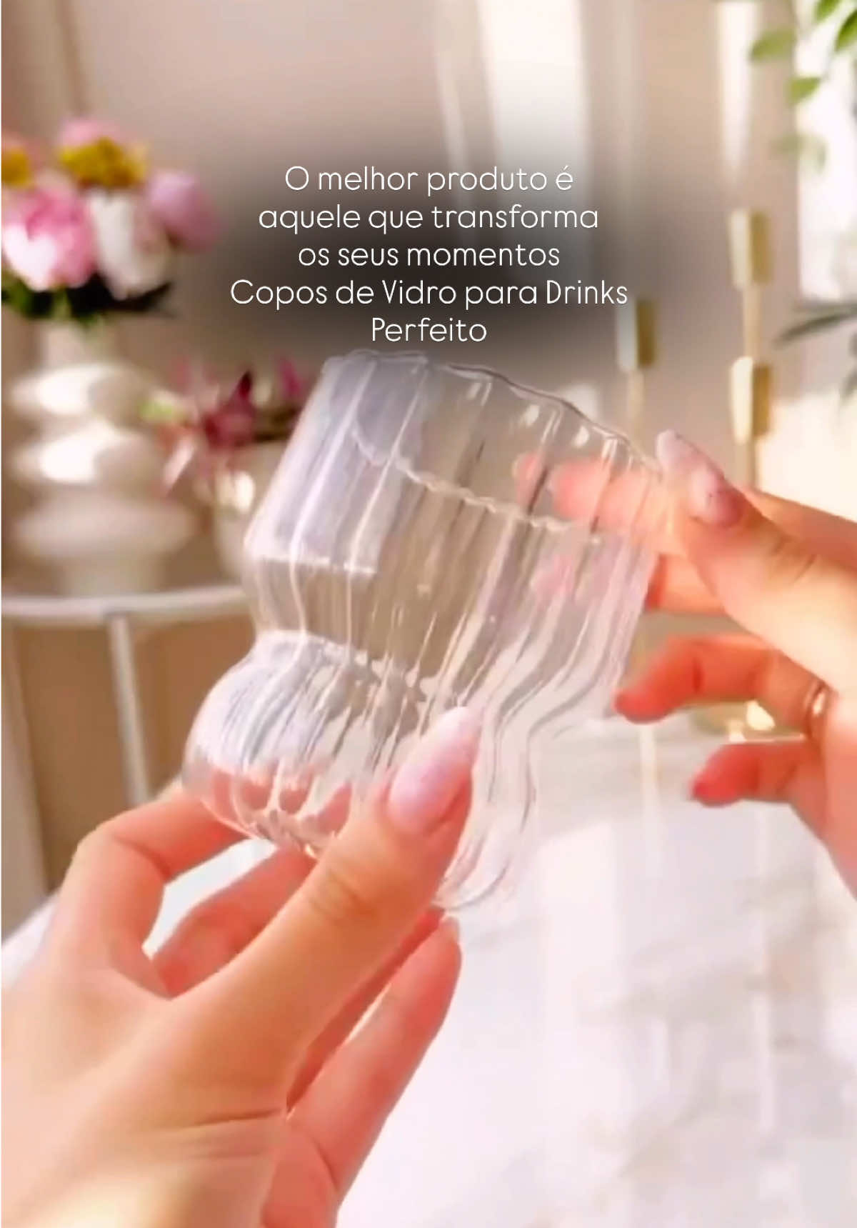 O melhor produto é aquele que combina estilo e praticidade no dia a dia! ✨ O Copo Canelado de Vidro Borossilicato mantém suas bebidas na temperatura ideal, é resistente e deixa qualquer momento mais elegante. Garanta o seu agora e transforme seus cafés e drinks! 👇🛍️ #shopee #comprasnashopee #comprasonline #omelhorproduto #copocanelado 