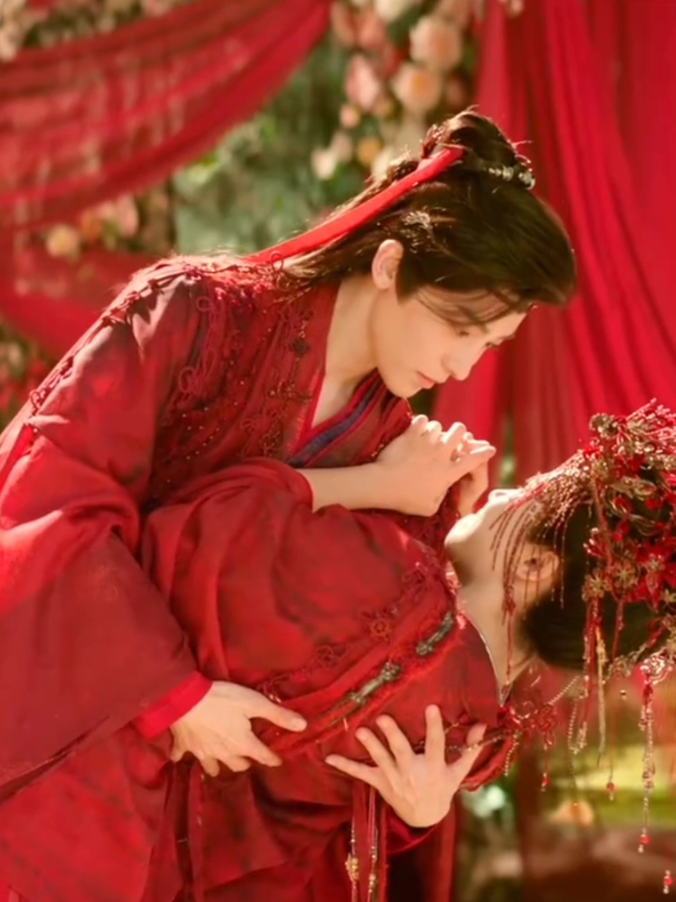 They held a wedding ceremony and Ji Bozai could still joke with Ming Yi. #fyp #foryou #loveintheclouds #chinesedrama #cdrama 