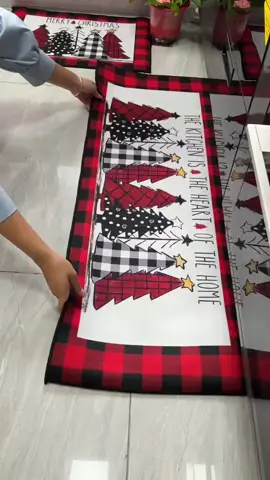 🎄✨ Transforme sua cozinha com o espírito natalino! Esse kit com 3 tapetes é perfeito para deixar seu lar mais aconchegante e cheio de charme neste fim de ano. Antiderrapante, com cores vivas e design encantador 😍🎅 Comente aqui que te envio o link 👇 #DecoraçãoDeNatal #Natal2025 #CasaLinda #TapeteNatalino #feliznatal 
