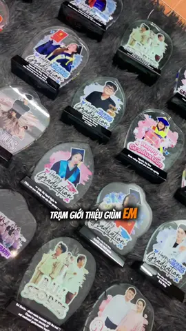 Trạm ơi Trạm làm ơn giới thiệu giùm em #tramtrungchuyenhanhphuc #huychuong #banner #cuptotnghiep #cupkyniem 