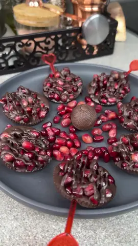 🤍 Rezept 🤍Tarif 🤍 Recipe 🇩🇪 🍫 Granatapfelkern- Schokolade 🍫  🇹🇷 🍫 Nar taneli-çikolata 🍫 🇬🇧 🍫 Pomegranate Seed Chocolate 🍫 🇩🇪 🍫 Granatapfelkern- Schokolade 🍫  ich glaube, dem ist nicht mehr viel hinzuzufügen😮‍💨🥰 📸 Folge mir für mehr Köstliche Rezepte  • • 🇹🇷 🍫 Nar taneli-çikolata 🍫 Sanırım buna pek bir şey eklemem gerekmiyor 😮‍💨🥰 📸 Daha fazla lezzetli tarif için beni takip edin • • 🍫 Pomegranate Seed Chocolate 🍫 I believe there’s not much more to add 😮‍💨🥰 📸 Follow me for more delicious recipes • • [Anzeige; Werbung wegen Markenerkennung/Profilverlinkung in Text/Bild, unbezahlt/unbeauftragt, selbstgekauft] #chocolate #chocolatecoins #chocolatechip #pomegranate #chocolatebars #schokolade #çikolata #cookies #cookie #Foodie #instafood #instalike #instagood #instamood #picoftheday #foodblogger #FoodLover #fooddesign #blogger #foodporn #dessert #nar #granatapfel #yummy #sunum #foodblogger_de #foodbloggergermany 