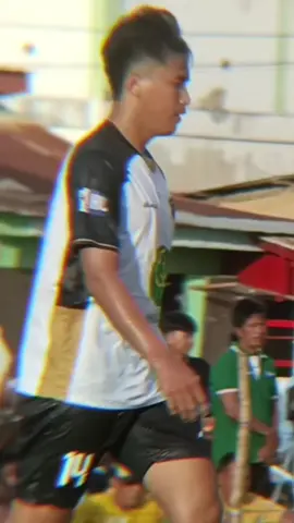 butuh striker tajam untuk kasi sakit pinggang bang @muhammadnaimaksan 😎😎 #sepakbola #tarkam #bombana 