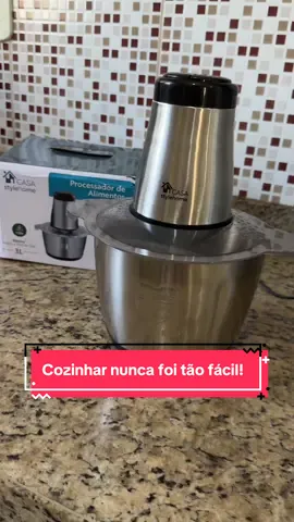 Chegou o queridinho da cozinha que vai transformar o seu dia a dia! 🍅🥕 Esse processador de alimentos elétrico é perfeito pra quem ama praticidade: ele pica, tritura, moe e mistura tudo em questão de segundos! Ideal pra legumes, verduras, frutas, cebola, alho, carnes e muito mais. 💪 Com motor potente, lâminas afiadas em aço inox, e design compacto e moderno, ele economiza tempo e esforço, deixando suas receitas prontas rapidinho. Perfeito pra quem quer mais sabor e menos bagunça na cozinha! ✨ 👉 Aproveite essa oferta especial e leve o seu agora mesmo — porque praticidade assim não aparece todo dia! #processadordealimentos #praticidadenacozinha #promotiktok #tiktokshop #cozinhapratica 