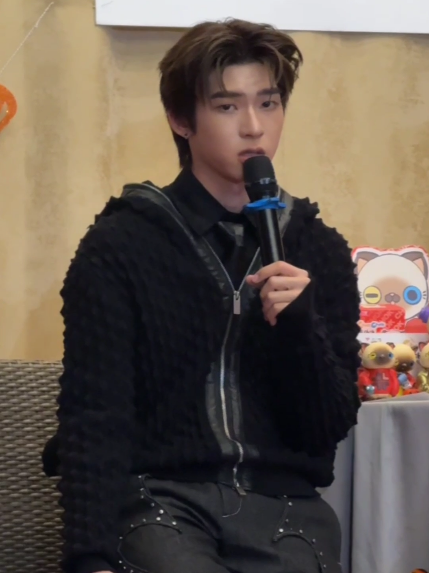 🐶: น่าจะบันเทิงอยู่ มีเพื่อนเล่น ถ้าวันไหนเอเนอจี้เต็มทั้ง 3 คน น่าจะพูดเยอะ ถ้าวันไหนแบตหมด น่าจะเงียบพร้อมกันทีเดียว ก็จะป่วน ๆ ไม่มีคนฟัง สงสารพี่ป๋อเลย 5555555555 คำตอบคือเป็นเอ็นดูมาก 😂 #IGNITEx2TEE #twnpich @teetee.wpc 