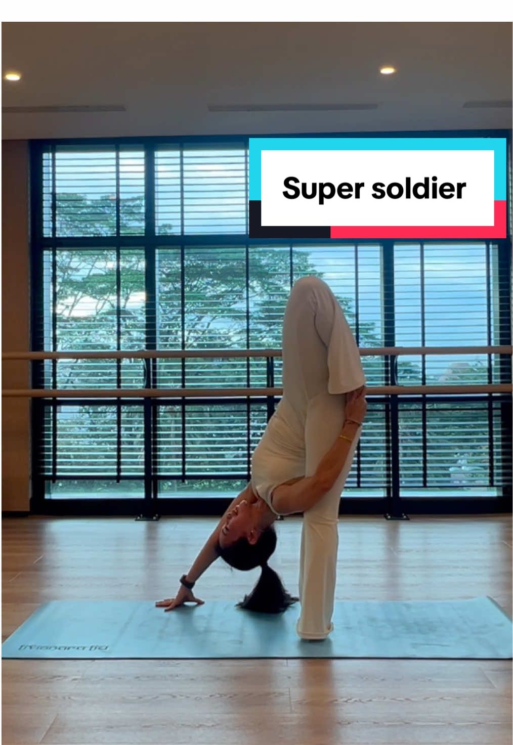 Super soldier with @Unique Yoga 🤍 #yoga #yogagirl #yogapose #yogapractice #yogateacher 
