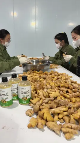 “Không cần tìm đâu xa –  Cốt Gừng Tràm Khuynh Diệp TAT*Herb chính là lựa chọn an tâm cho mẹ và bé - Từ chất lượng tới kinh tế  Từ gừng tươi được chọn kỹ đến tinh dầu tràm – khuynh diệp tự chưng cất tại xưởng, mọi khâu đều làm thủ công, sạch sẽ và minh bạch. Sản phẩm không hương liệu, không chất bảo quản – chỉ là gừng thật, tràm thật, khuynh diệp thật. Tắm bé hay ngâm chân đều thơm dịu, ấm người, an toàn cho cả nhà  #tatHerb #tânanthảo #lạcđàxanh #cốtgừngtràm #tắmBé #ngâmChân