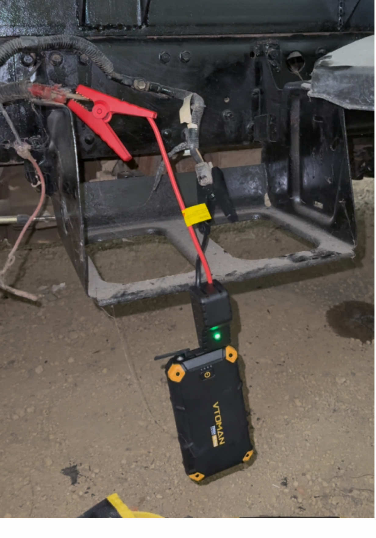 gak masuk akal powerbank jumper sekecil ini mampu menghidupkan aki mobil truk 24volt tanpa menggunakan aki #jumperaki #akimobil #powerbankjumper #vtomanv6 #powerbankviral 