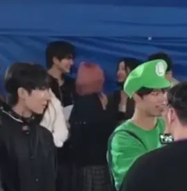 Behind the camera, they’re still close and talk happily with each other. Thanks Taebin for a great busking session 🫶🏻🥰 #yubinartbeat #taehyunartbeat #taebin #yubintaehyun 