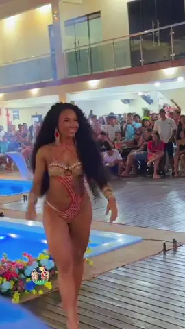 Rayane Campos desfilando no concurso de beleza Garota Verão Vila de Beja 2025