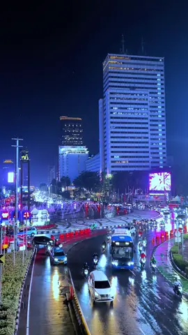Video Mentahan original dariku . boleh kalian ambil buat bahan ngontent kalian ,dll. untuk para perintis content, edit sendiri ya, di izinin tanpa syarat, engga usah follow gpp . halte tosari bundaran HI . #jakarta #citylights #mediawb #citylights #fyp 