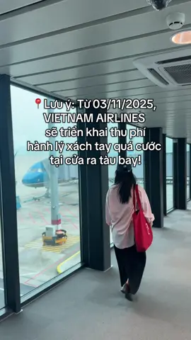 📢 THÔNG BÁO MỚI TỪ VIETNAM AIRLINES  Từ ngày 03/11/2025, Vietnam Airlines chính thức thu phí hành lý xách tay vượt quá tiêu chuẩn quy định ngay tại cửa ra tàu bay. 🔹 Đối tượng áp dụng: Hành khách có hành lý xách tay vượt quá trọng lượng, kích thước hoặc số lượng quy định. Quá trọng lượng tới 10kg: Thu phí tương đương 01 kiện hành lý ký gửi (HLKG) tại sân bay. Quá kích thước tiêu chuẩn: Thu phí 01 kiện HLKG quá cỡ. Quá 10kg và quá kích thước: Thu phí 01 kiện HLKG cồng kềnh. 💰 Giá thu phí tại sân bay (áp dụng cho hành trình nội địa): Khoảng 800.000 VNĐ/kiện, tùy theo kích thước và trọng lượng hành lý thực tế. 🔹 Thanh toán: Tại sân bay bằng thẻ tín dụng của hành khách hoặc người đi cùng. 🔹 Thời gian áp dụng: Bắt đầu từ ngày 03/11/2025. ✈️ Quý khách vui lòng chuẩn bị hành lý đúng quy định để tránh phát sinh chi phí ngoài ý muốn.
