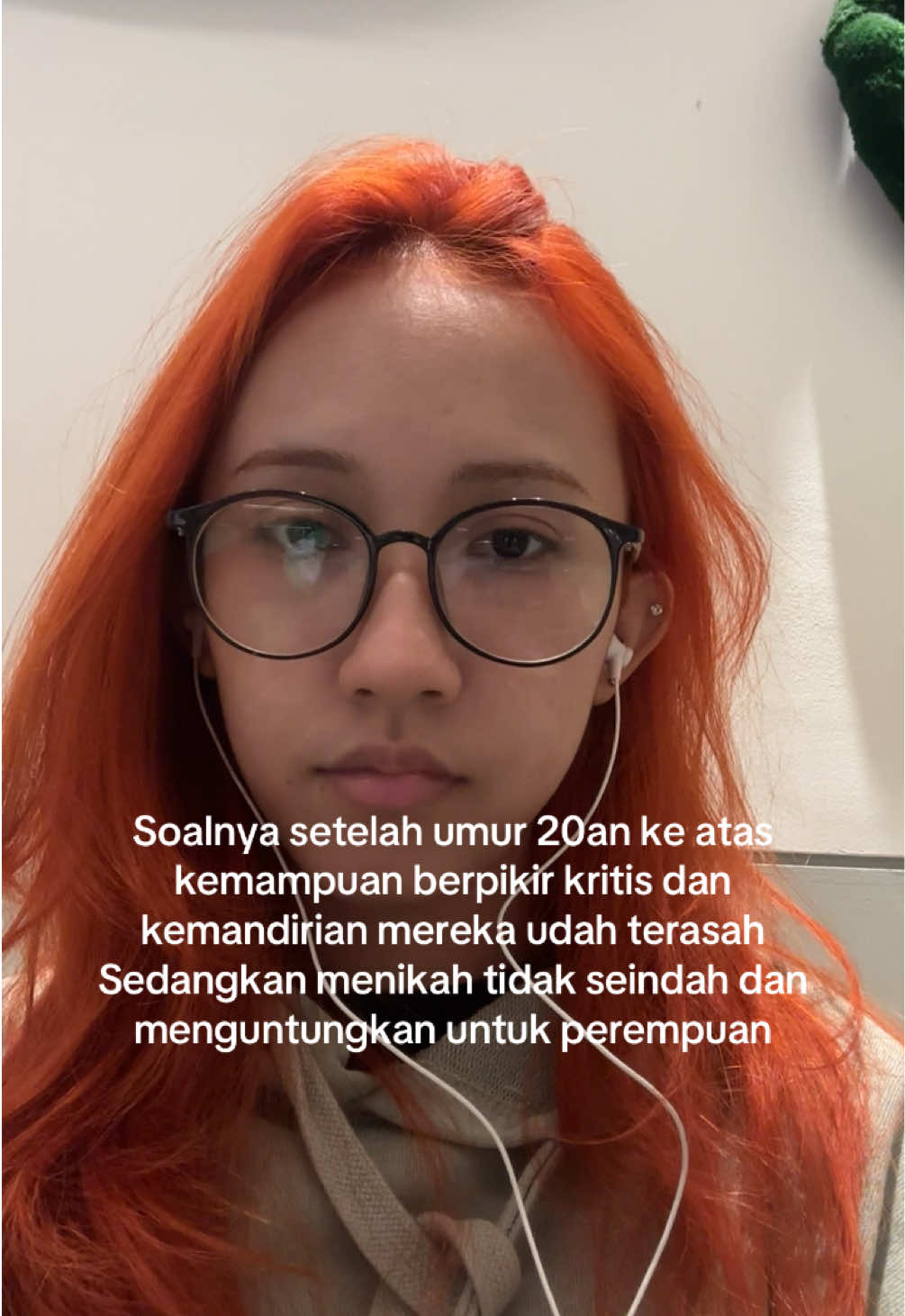 Sebelum usia 20an perempuan masih rentan dimanipulasi tentang kisah cinta yang manis dan menikah adalah “happy ending” bak cerita dongeng tapi realita kepahitan pernikahan slalu bersembunyi di bawah rok perempuan