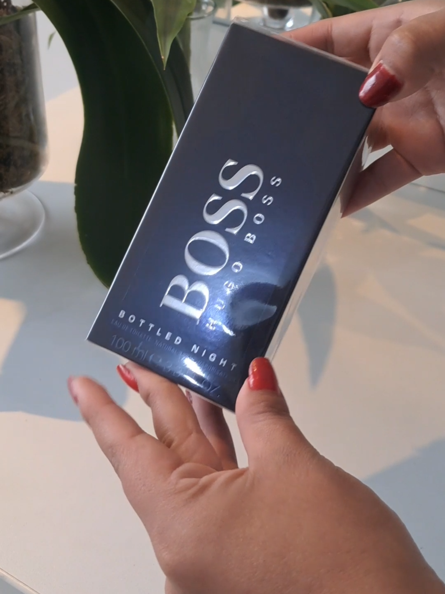 🌙 Boss Bottled Night Eau de Toilette 100 ml Una fragancia intensa y seductora diseñada para el hombre seguro, ambicioso y elegante. 🌌 Combina notas de lavanda, abedul y almizcle, con un toque amaderado que refleja sofisticación y poder. Perfecta para la noche, cuando la confianza y el estilo se vuelven irresistibles. 📍 Disponible en SUMAQKAY 📩 Pedidos al 922 259 512 #bossbottled#perfumesmasculinos#perfumesmasculinos#fragancias