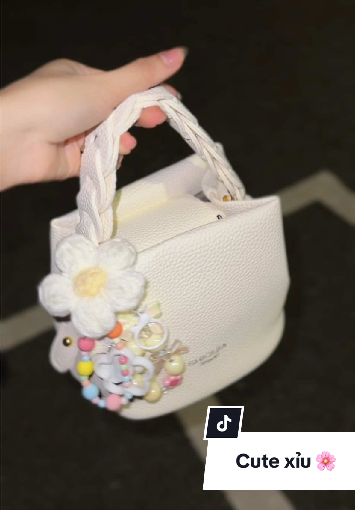 •🔥Mẫu cầm tay xinh iêu  •Giá mở bán chỉ từ #95k 🌼🌿 •Túi 2 ngăn có lót vải và khoá kéo, vừa đt son phấn….. dây đeo chéo đi kèm 🌷🌷🌷 #mienphivanchuyen #tuigiare #tuihottrend #tuicamtay 