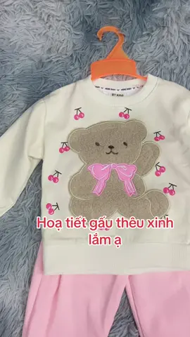 Bộ gấu nâu quần hồng, hoạ tiết gấu thêu, mặc thu đông cho bé xinh lắm ạ#bobegai #bodaitaychobe #xuhuongtiktok 