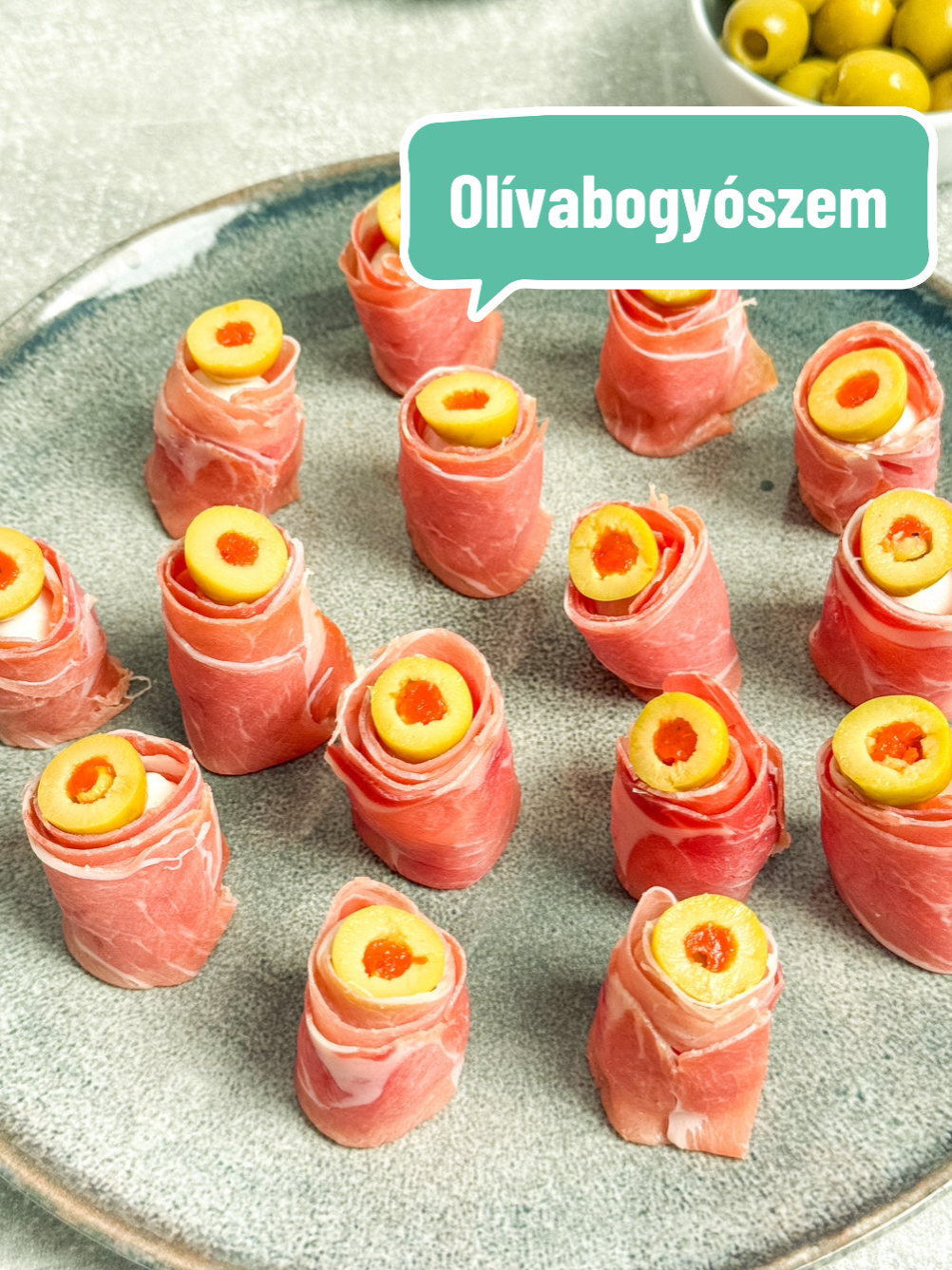 20 perc és kész a Halloween kedvence! 🕸️👀 Sonkába tekert olívabogyószemek – gyors, látványos és brutál finom! Hozzávalók: 150 g mini mozzarella golyó 200 g serrano sonka 7 db paprikával töltött olívabogyó #fyp #sobors #egyszerűrecept #halloween #vendégvárófalatok #őszirecept