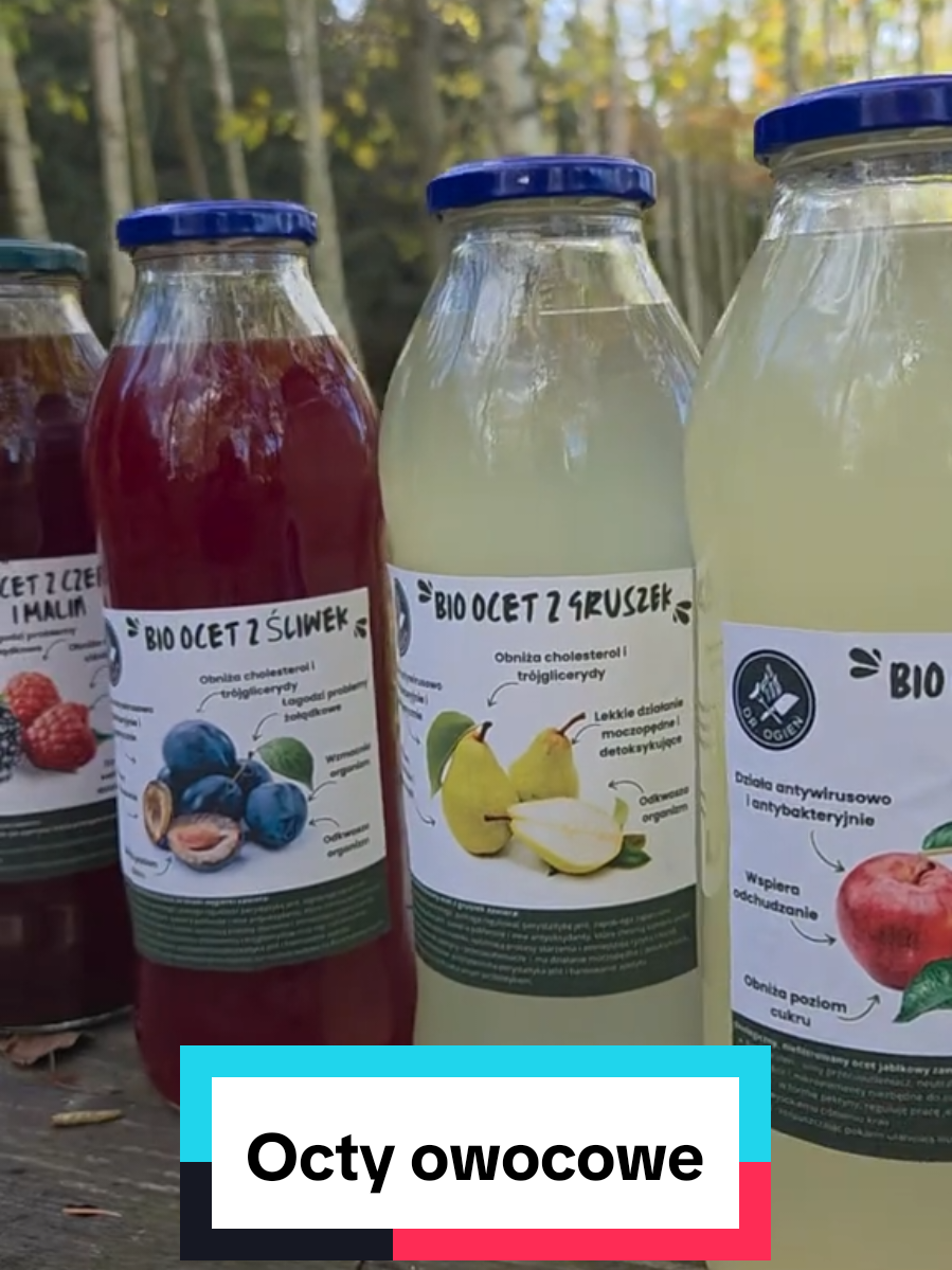 #fyp #cooking #smr #ocet #healthyfood  Domowy ocet gruszkowy Masz dojrzałe gruszki, które już nie wyglądają najlepiej? Nie wyrzucaj ich! Zrób z nich aromatyczny, domowy ocet gruszkowy – naturalny, zdrowy i pyszny. Umyj dokładnie gruszki i pokrój je – razem ze skórką. Włóż owoce do dużego słoja, mniej więcej do połowy objętości. Dodaj łyżkę miodu lub cukru na litr wody – to pożywka dla naturalnych. Zalej wszystko przegotowaną, ostudzoną wodą tak, by owoce były całkowicie przykryte. Przykryj słoik gazą lub czystą ściereczką i zabezpiecz gumką. Postaw w ciepłym, ciemnym miejscu. Przez pierwsze 7–10 dni mieszaj codziennie, żeby owoce nie spleśniały. Po około 4–6 tygodniach przecedź płyn i przelej do butelek. Gotowe! Twój domowy ocet gruszkowy ma delikatny, owocowy aromat i naturalnie mętną barwę – to znak, że żyje i jest pełen dobrych bakterii. W ten sam sposób możesz przygotować ocet jabłkowy, śliwkowy, malinowy czy czernicowy. Każdy z nich ma swój unikalny smak, kolor i zestaw cennych składników. Ocet gruszkowy to prawdziwy eliksir zdrowia – wspomaga trawienie, oczyszcza organizm, reguluje poziom cukru i cholesterolu, wzmacnia odporność, a nawet poprawia wygląd skóry. Zawiera naturalne enzymy, kwasy organiczne, polifenole, witaminy z grupy B i C, a także probiotyczne kultury bakterii, które wspierają florę jelitową i odporność. Jedna łyżka dziennie – i natura zrobi swoje. 🍐