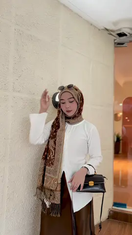 lagi pake blouse cakep terbaru darinya @Yooley.id buat outfit jadi anggunlyyy😍