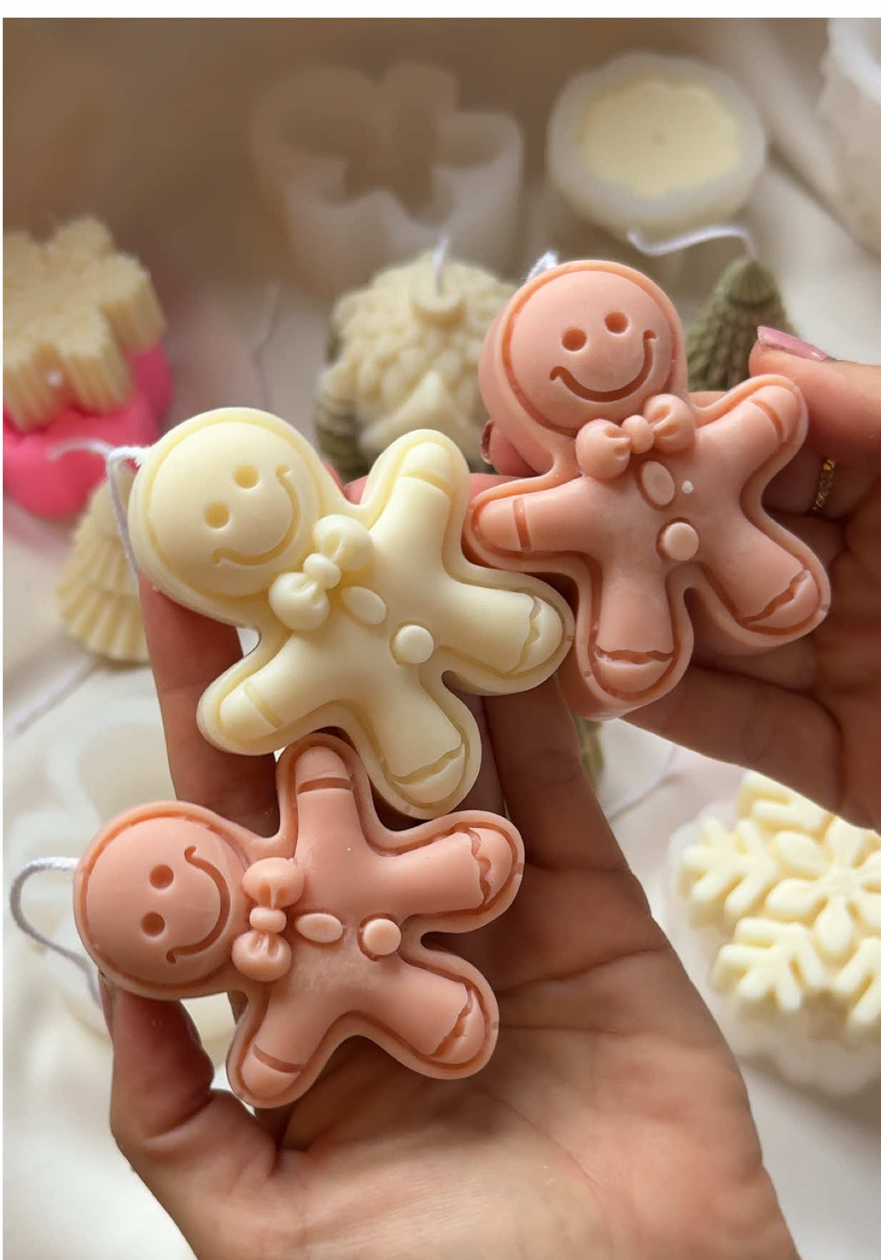 Let’s enjoy some afternoon candle unmolding ✨ #candle #candlebusiness #candlemaking #candletok #christmascandle 