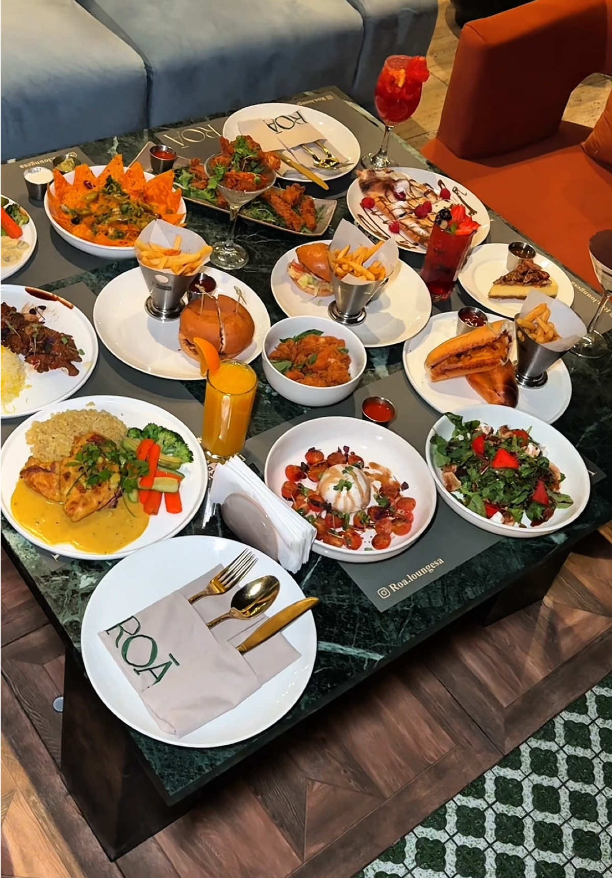 @ROA LOUNGE  بعد أربع سنين من النجاح، روا لاونج قرر يحتفل معكم على طريقته الخاصة بمنيو جديد كليًا بنفس اللمسة والأجواء اللي تحبونها وأضافوا فيه أطباق مميزة ونكهات لذيذة تناسب كل الأذواق 🍸🍽️ وبهالمناسبة مسويين لكم عرض الغداء المميز ✨ سِت منيو فقط بـ ٧٩ ريال يشمل: 	•	طبق رئيسي 	•	مقبلات 	•	مشروب 	•	حلى يستقبلوكم من الساعة ٧ صباحًا إلى ٣ فجرًا  #روا_لاونج #لاونجات_الرياض #لاونج #مطاعم_الرياض #كافيهات_الرياض  Ad 