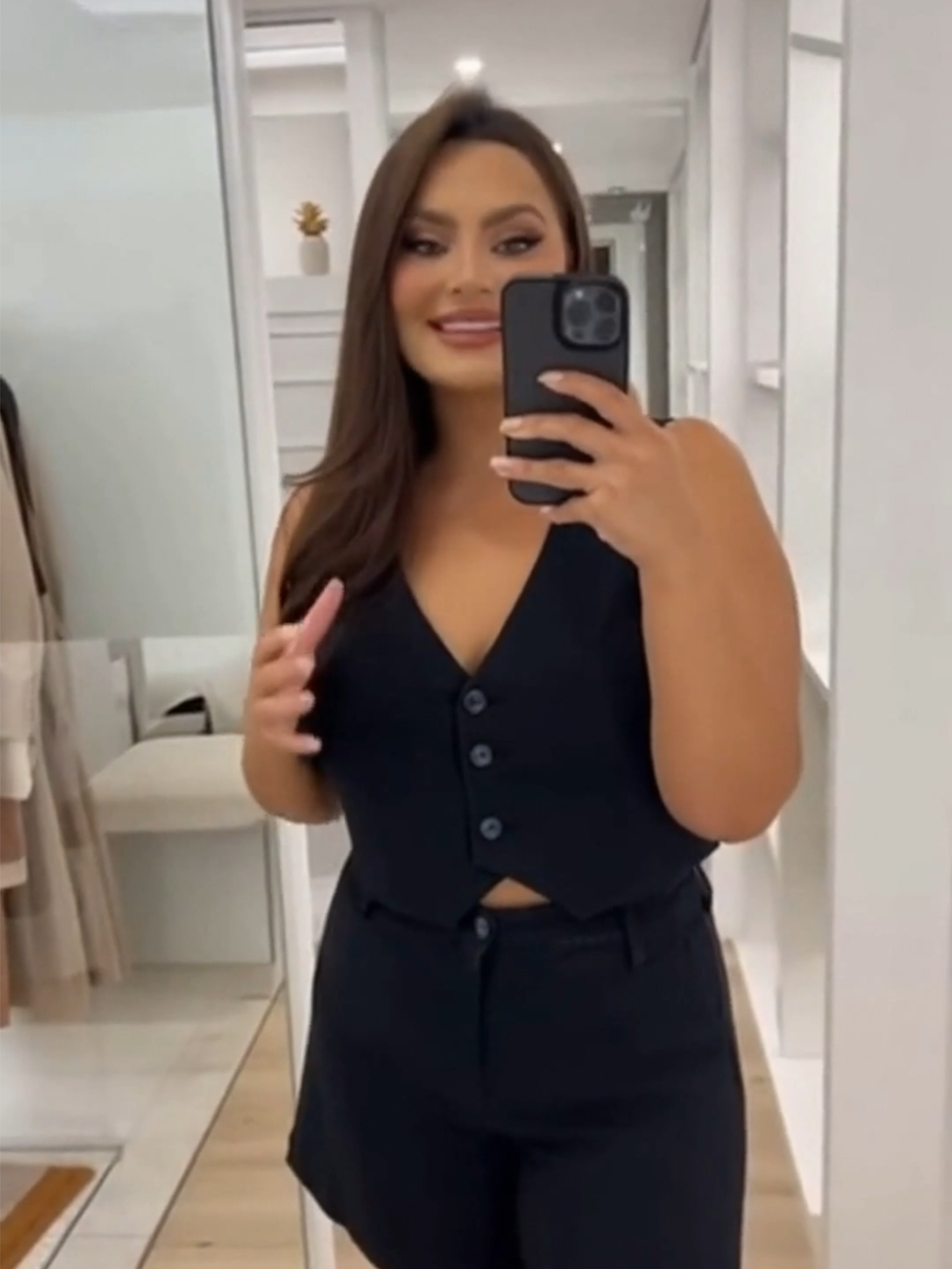 O conjunto de alfaiataria mais elegante e FRESQUINHO pro calor! 🖤 Esse look de verão veste perfeito e tá com uma promo absurda no TikTok Shop. De R$110 por **R$53,99**! Últimas 100 peças no estoque! 🛍️ #fyp #foryoupage