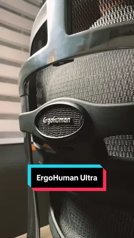 A ErgoHuman Ultra da FlexChair é extremamente versátil. Você pode configurá-la para uma postura mais ereta quanto posições mais relaxadas, seja para trabalhar, estudar ou na hora de relaxar. Independente da configuração uma coisa é certa. Você sempre estará sentado de forma confortável e correta! __________ The FlexChair ErgoHuman Ultra is extremely versatile. You can configure it for a more upright posture or a more relaxed position, whether for work, study, or relaxation. Regardless of the configuration, one thing is certain: you’ll always be sitting comfortably and correctly! __________ A lista de todos os meus periféricos, peças e mobília você pode pode encontrar no link da minha bio. __________ #deskdecor #deskgoals #desksetup #desktour #officedecor          @FlexChair 